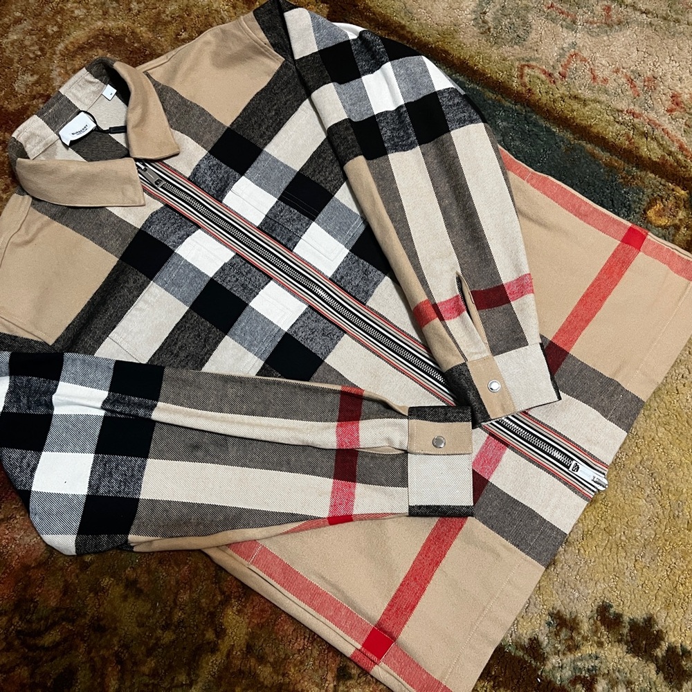 Burberry exaggerated coat .